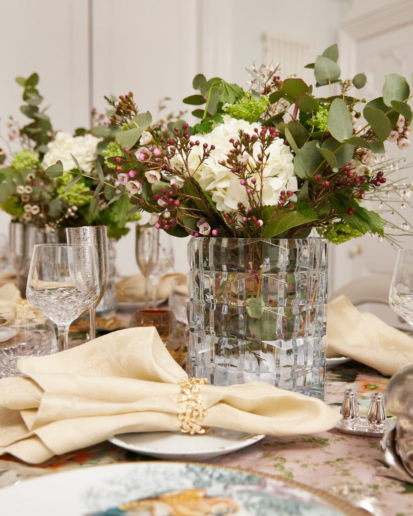 Contemporary dinner with flowers in&nbsp;a glass jar and&nbsp;napkins near the flowers